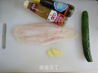 清蒸鱼块黄瓜卷的做法步骤：1
