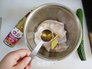 清蒸鱼块黄瓜卷的做法步骤：2