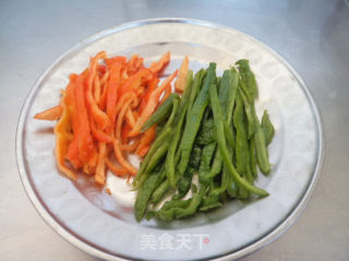 黑木耳金针菇炒辣椒的做法步骤：2