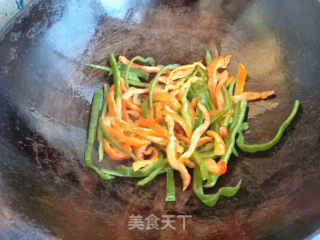 黑木耳金针菇炒辣椒的做法步骤：5