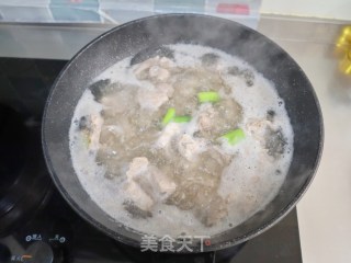 隔水炖莲藕排骨汤的做法步骤：4