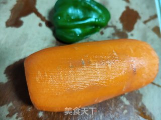 胡萝卜炒青椒丝的做法步骤：1