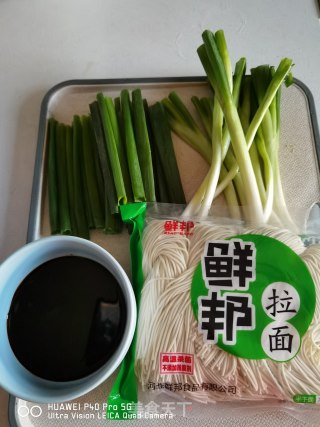 初七吃葱油拌面的做法步骤：1