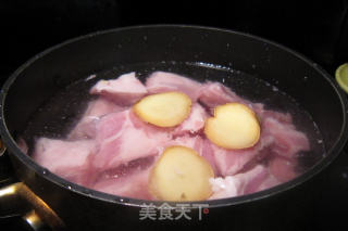 排骨萝卜甘笋汤的做法步骤：2