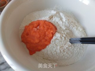 胡萝卜汁酸辣面的做法步骤：1