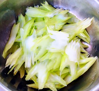 西芹胡萝卜木耳拌腐竹的做法步骤：1