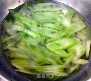 西芹胡萝卜木耳拌腐竹的做法步骤：3