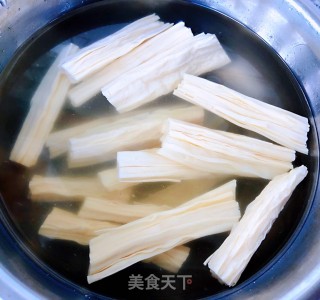 西芹胡萝卜木耳拌腐竹的做法步骤：5