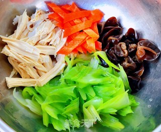 西芹胡萝卜木耳拌腐竹的做法步骤：7