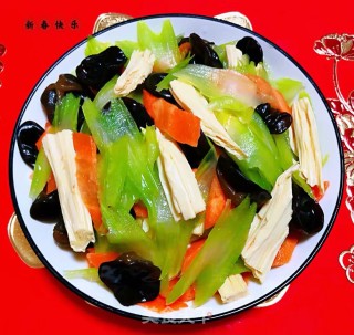 西芹胡萝卜木耳拌腐竹的做法步骤：15