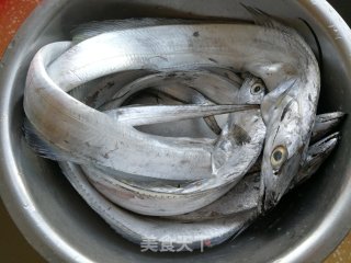 青萝卜丝烧带鱼的做法步骤：1