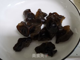 鸡蛋木耳炒元葱的做法步骤：2