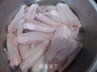 麻辣鸭翅的做法步骤：1