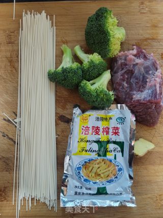 西兰花牛肉榨菜面的做法步骤：1