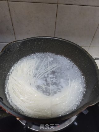 西兰花牛肉榨菜面的做法步骤：3