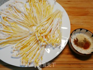 金针菇这样做更好吃～酥脆金针菇的做法步骤：6