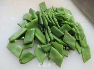 香肠炒油豆角的做法步骤：2