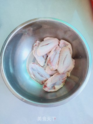 蜜汁鸡翅的做法步骤：1