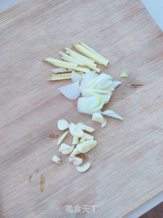 蜜汁鸡翅的做法步骤：2