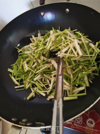 辣炒水芹菜的做法步骤：2