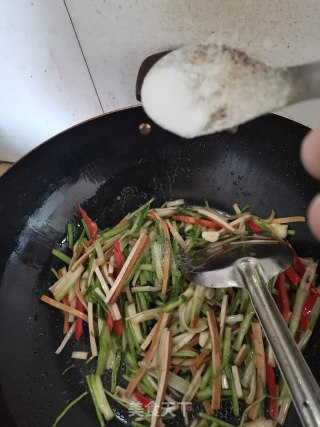 辣炒水芹菜的做法步骤：4