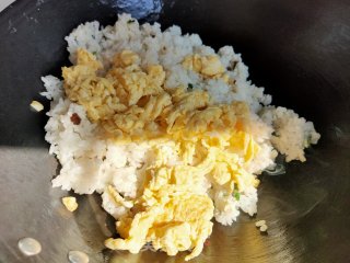 香肠鸡蛋葱花炒饭的做法步骤：8