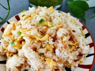 香肠鸡蛋葱花炒饭的做法步骤：18