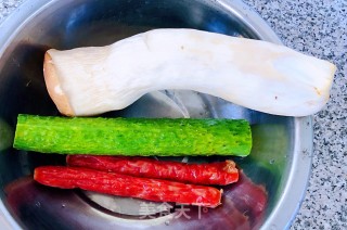 腊肠黄瓜炒杏鲍菇的做法步骤：1