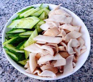 腊肠黄瓜炒杏鲍菇的做法步骤：5