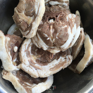 红酒焖羊腿的做法步骤：1