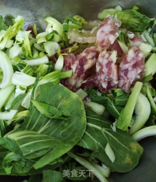 青菜香肠鸡蛋面的做法步骤：1