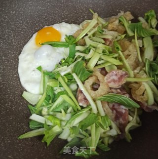 青菜香肠鸡蛋面的做法步骤：2