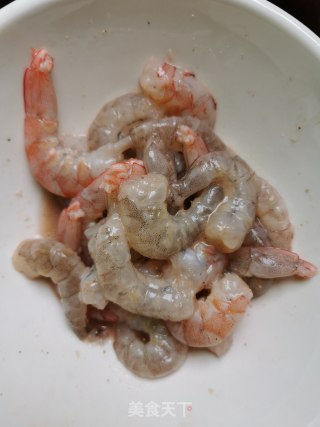 韭菜香菇鲜虾蒸饺的做法步骤：1