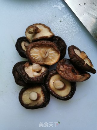 韭菜香菇鲜虾蒸饺的做法步骤：2