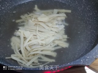 豆腐皮炒豆芽的做法步骤：3