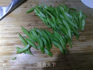 西芹炒腰果的做法步骤：1