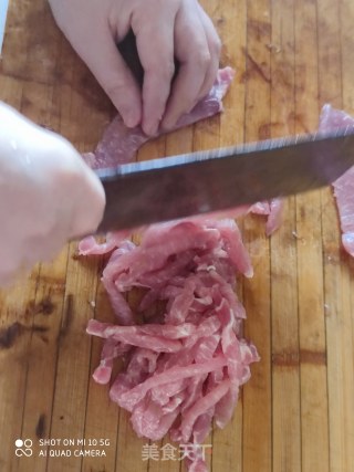 鱼香肉丝的做法步骤：1