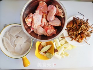 茶树菇焖炒鸡的做法步骤：1