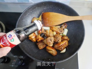 茶树菇焖炒鸡的做法步骤：5