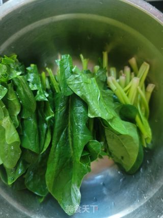 红葱油酥拌菠菜的做法步骤：2