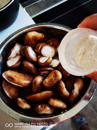 少油少盐的香菇油菜玫瑰花的做法步骤：2