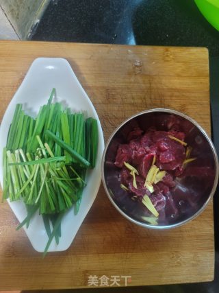 韭菜牛肉炒米粉的做法步骤：2