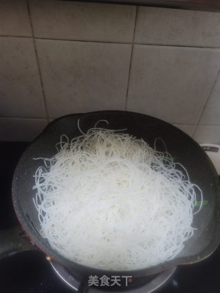 韭菜牛肉炒米粉的做法步骤：9