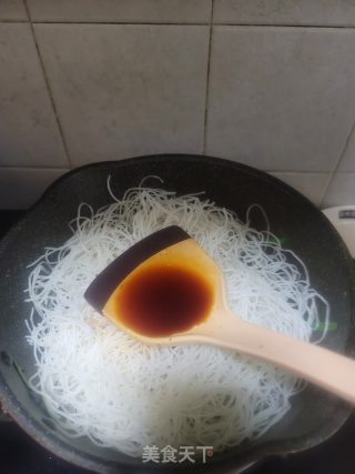 韭菜牛肉炒米粉的做法步骤：10