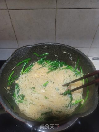 韭菜牛肉炒米粉的做法步骤：11
