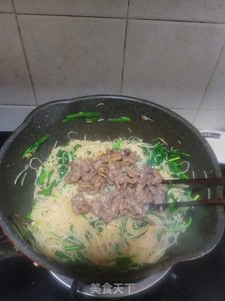 韭菜牛肉炒米粉的做法步骤：12