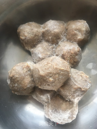 牛筋丸焖面的做法步骤：1