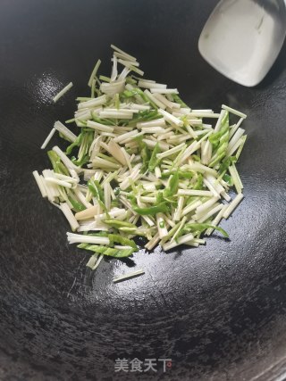 香芹炒豆干的做法步骤：2
