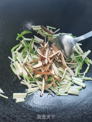 香芹炒豆干的做法步骤：3