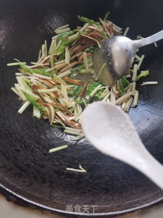 香芹炒豆干的做法步骤：4